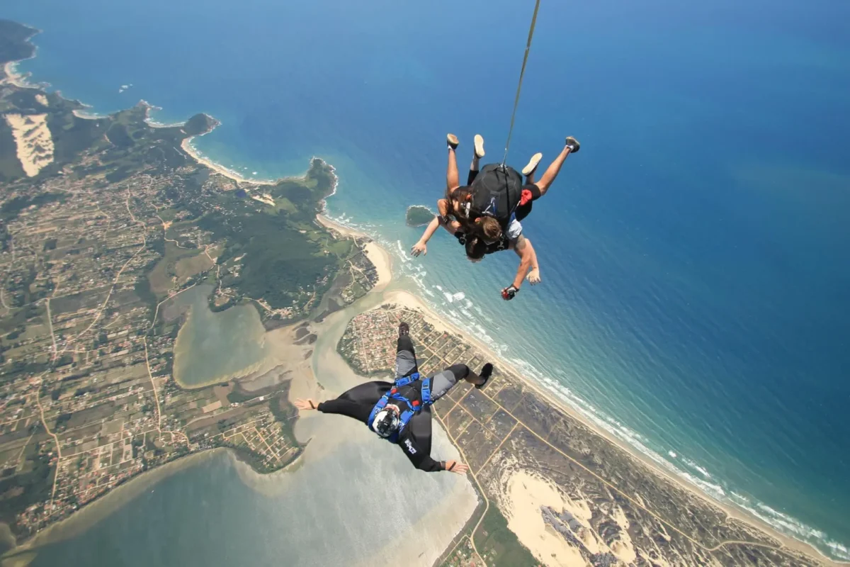 Salto Duplo de Paraquedas com o visual da Praia do Rosa e da Barra de Ibiraquera ao fundo
